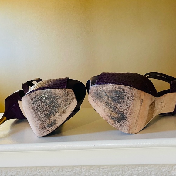 Bebe Purple platform 6” gold tip heels. - Picture 3 of 7